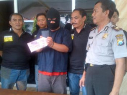 Tergiur Dompet Mahal, Bujang Lapuk Mendekam di Sel Polsek Dukuh Pakis