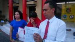 Penipu Ulung "Christiani P (27)" Meringkuk di Jeruji Besi Polrestabes Surabaya