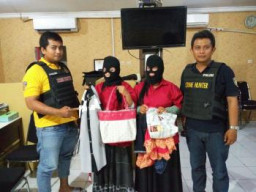 Insting Petugas Polsek Sawahan Tajam, Tangkap Basah 2 Wanita Curi Baju di Pasar Blauran.