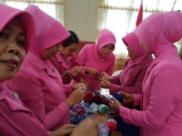 BHAYANGKARI POLRES PASURUAN GELAR PELATIHAN MERAJUT.
