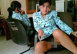 Wanita Berseragam PNS Pamer CD