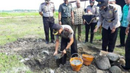 AKBP Muhammad Aldian, SIK., MH. Letakan Batu Pertama Pembangunan Rumah Dinasnya