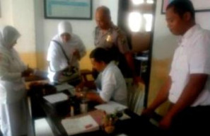 Cegah Pungli, Kasi Propam Polres Bondowoso Sidak Ruang Penerbitan SKCK.