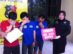 Unit Idik 1 Satreskoba Polrestabes Surabaya, Grebek 3 Orang Saat Pesta Sabu di Perum Darmo Indah.