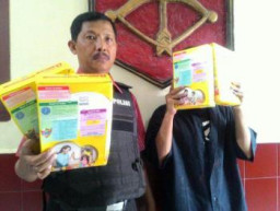 Curi 4 Box Susu, Disembunyikan Didalam Daster