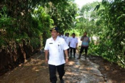 Bupati Perintahkan PUPR Segera Tangani Longsor Didesa Brambang