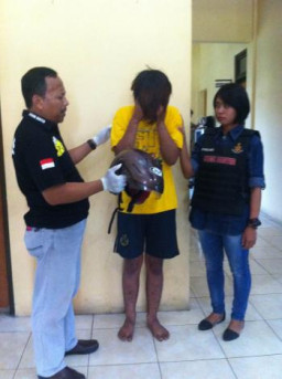 Alap-Alap Helm Tertangkap Basah, Warga Menghajar Hingga Bibirnya Nyonyor.