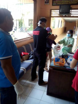 Diduga Hasil Hubungan Gelap, Bayi Dalam Kardus di Taruh Depan Counter HP