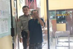 Pagar Makan Tanaman, Tri Kasubo Embat DVD di Tempat Kerjanya