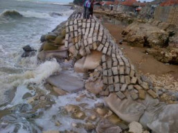 Seumur Jagung, Tangkis Laut Rp. 42 M
