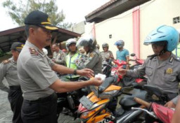 Dukung Operasi Patuh Semeru 2016, Kapolsek Tandes Periksa Surat Anggota