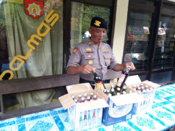 Tipiring Sabhara Polres Pasuruan Amankan Puluhan Botol Miras.