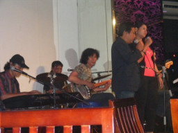 SIMPHONY BAND MANGGUNG DI PUB DRAGO