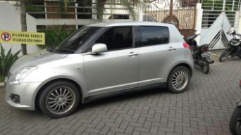 Pelaku Pecah Kaca Mobil Kembali Marak, Suzuki Swift Milik Rita Kurnia Jadi Korban.