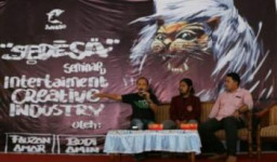 Mahasiswa ISI Tampilkan Lukisan Tari Ojung Dari Pensil Diarena pameran Sedesa.