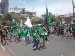 Ribuan Bonek Mania Lakukan Long Marc Parade Bela Persebaya.