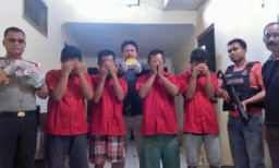 Main Kartu Domino di Kamar Kos, 4 Pria Digrebek Aparat.