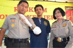 Dengan Pisau Penghabisan, Seorang Santri Bacok Kyai Nya Sendiri.