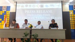 Dwelling Time Pelabuhan Tanjung Perak Dipersingkat Jadi 3 Hari.