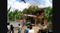 Rumah Kos Simo Tembakan Terbakar, 7 Mobil PMK Segera Padamkan Api