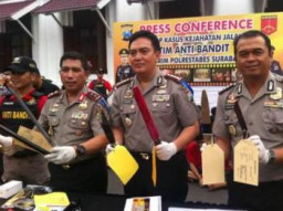 Kapolda Jatim Pimpin Pers Rilis Hasil Tim Anti Bandit Polrestabes Surabaya.