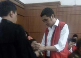 JPU Larang Gunakan Pengacara, Terdakwa Nyanyi Dipesidangan.