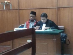 Akbar Hari Basuki Jalani Sidang Perdana Kasus Kepemilka Narkoba.