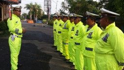Kanit Lantas Polsek Pandaan Siagakan Anggotanya Hadapi Musim Hujan.