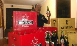 Kawasan Jarak di Razia, 12 Orang dan 200 Botol Miras di Amankan.