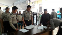 KAPOLRES PASURUAN PANTAU PENDISTRIBUSIAN SOAL UNAS TK. SMA / MA  