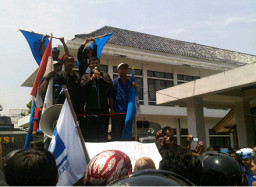 Ketua DPRD Kabupaten Bandung Barat Tanda Tangani Penolakan Kenaikan BBM