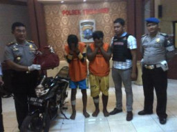Jambret Sial, Terjatuh Saat Petik Tas Akibatnya Babak Belur di Hajar Massa.