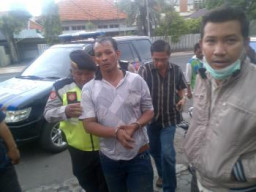 Diteriaki Maling Oleh Tukang Parkir, Pencuri Tas Ditangkap dan Dihajar Warga Peneleh.