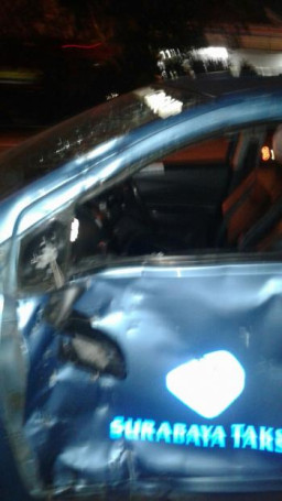Sepeda Motor VS Taksi Blue Bird, 1 Tewas, 1 nya Luka Parah