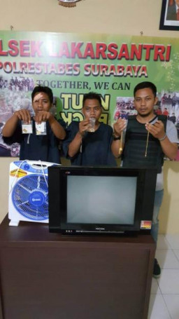 Pembobol Perumahan Green Lake CM Jl. Lidah Kulon Surabaya, di Tahan Polsek Lakarsantri. 