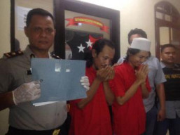 Simpan Sabu Dalam Kopyah, 2 Pria Sidosermo Diringkus Polisi. Saat Dirilis Tersenyum Bak Tak Berdosa.