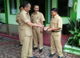   Kadis Koperindag Beri Hadiah Kepada Tiga Pegawainya Yang Berprestasi
