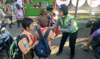 Polsek Beji Bagikan Souvenir Bendera dan Gantungan Kunci Pada Murid SD.