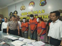 Tiga Penipu Online Diringkus Petugas Polda Jatim. 