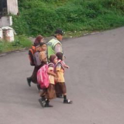 Polisi Sebrangkan Anak Sekolah, Bukti Pengayoman Bagi Masyarakat