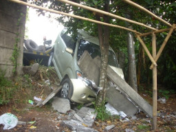 Hindari Motor, Mobil Nyungsep