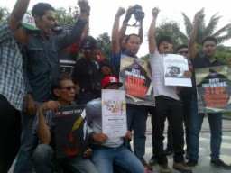 Jurnalis Surabaya Gelar Aksi "Stop Kekerasan Pada Jurnalis" di Grahadi