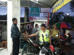 Demi Khamtibmas Bripka Taukhid Asadiq Tak Bosan Kunjungi Kawasan Rawan.