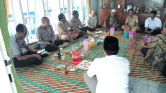 Kapolsek Puspo Kunjungi Kades Puspo Yang Baru.