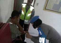 BRIPKA Lia Dita Anggraeni, SH Tolong Warga Yang Alami Kecelakaan Tunggal.