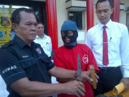 Bawa Tombak, Rifki Ditangkap Resmob Polrestabes Surabaya