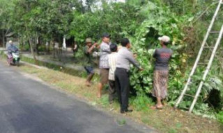 Para Perwira Polsek Rembang, Kerja Bakti Dengan Warga