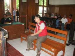 Cek Tunai Ngeblong, Paul Sinarta Jadi Pesakitan