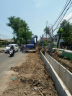 Kanit Lantas Bangil Atur Lalu Lintas di Pemasangan Gorong-Gorong.