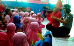 Cara Bripda Mely Mendekati Anak-Anak TK Patut d Tiru.